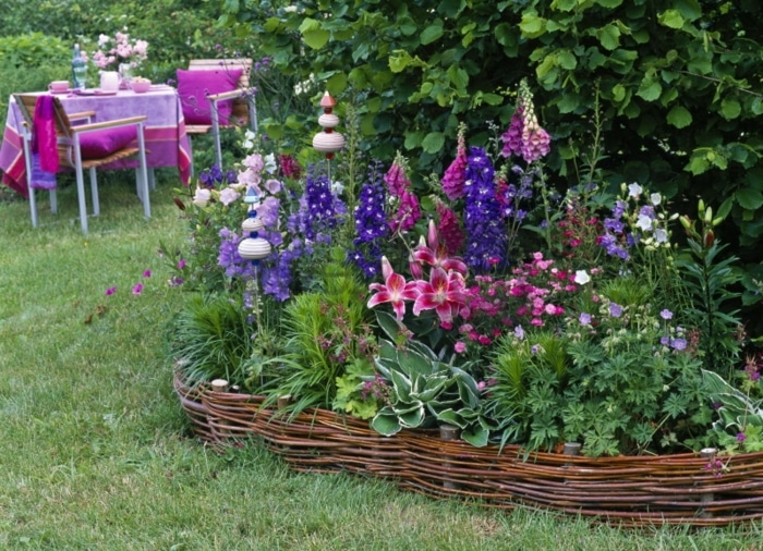 Contes variés du 19 ème siècle pour l`été 2022 – Promenades – Voyages – Vacances, ect - LA VIE CHAMPÊTRE EN ANGLETERRE Cr%C3%A9er-un-massif-de-fleurs-vivaces-jardin-fleuri-au-sein-de-la-pelouse-table-et-chaises-en-rose-et-lilas
