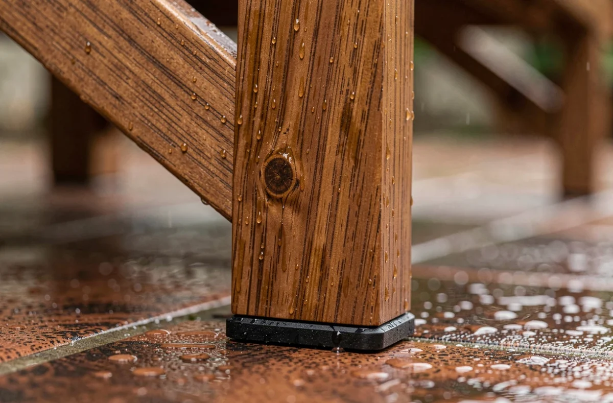 Détail en gros plan d'un accoudoir et d'un assemblage de fauteuil en teck avec gouttes d'eau sur la surface après la pluie